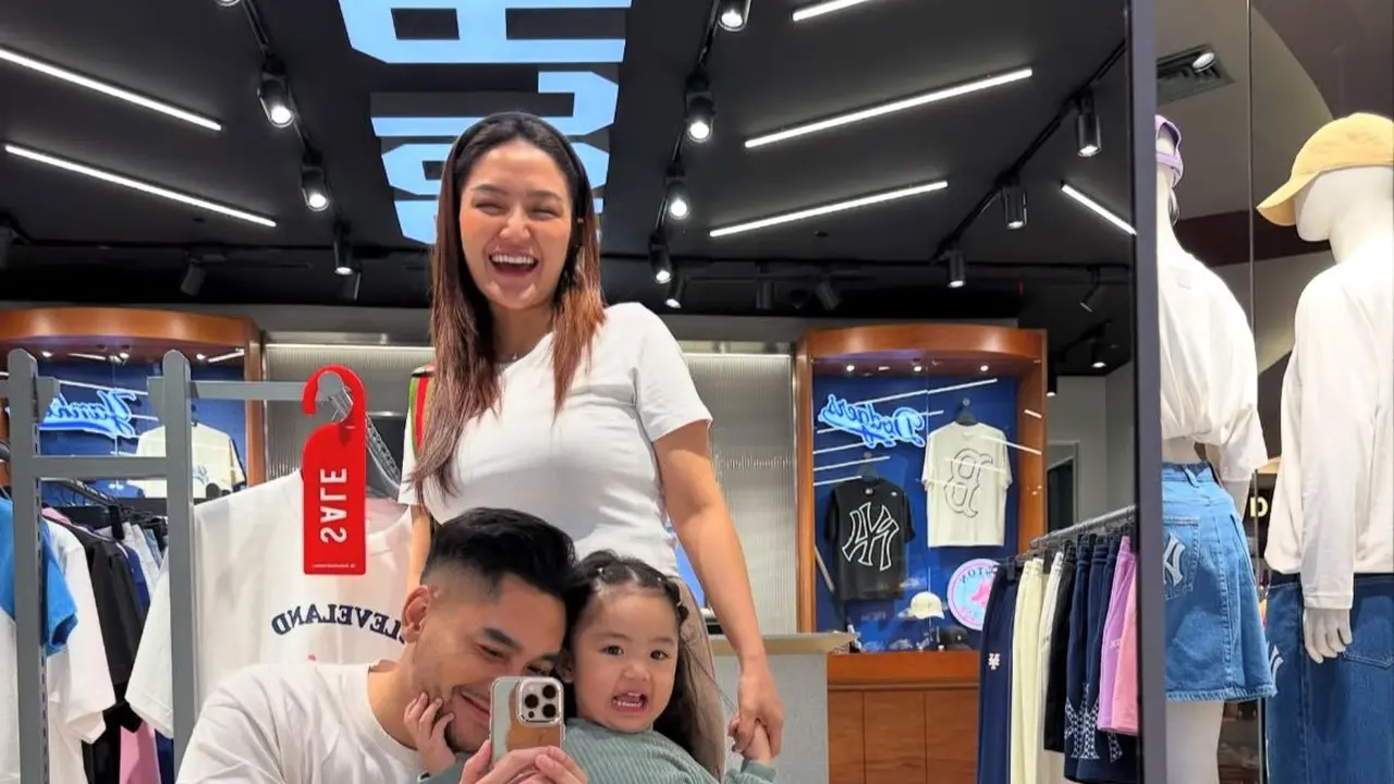 Momen Siti Badriah dan Krisjiana Baharudin bersama anak pertamanya, Xarena Zenata Denallie Baharudin (Instagram/@sitibadriahh)