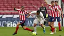 Pemain Atletico Madrid Angel Correa (kiri) memperebutkan bola dengan pemain Real Madrid Casemiro pada pertandingan Liga Spanyol di Stadion Wanda Metropolitano, Madrid, Spanyol, Minggu (7/3/2021). Pertandingan berakhir dengan skor 1-1. (AP Photo/Manu Fernandez)