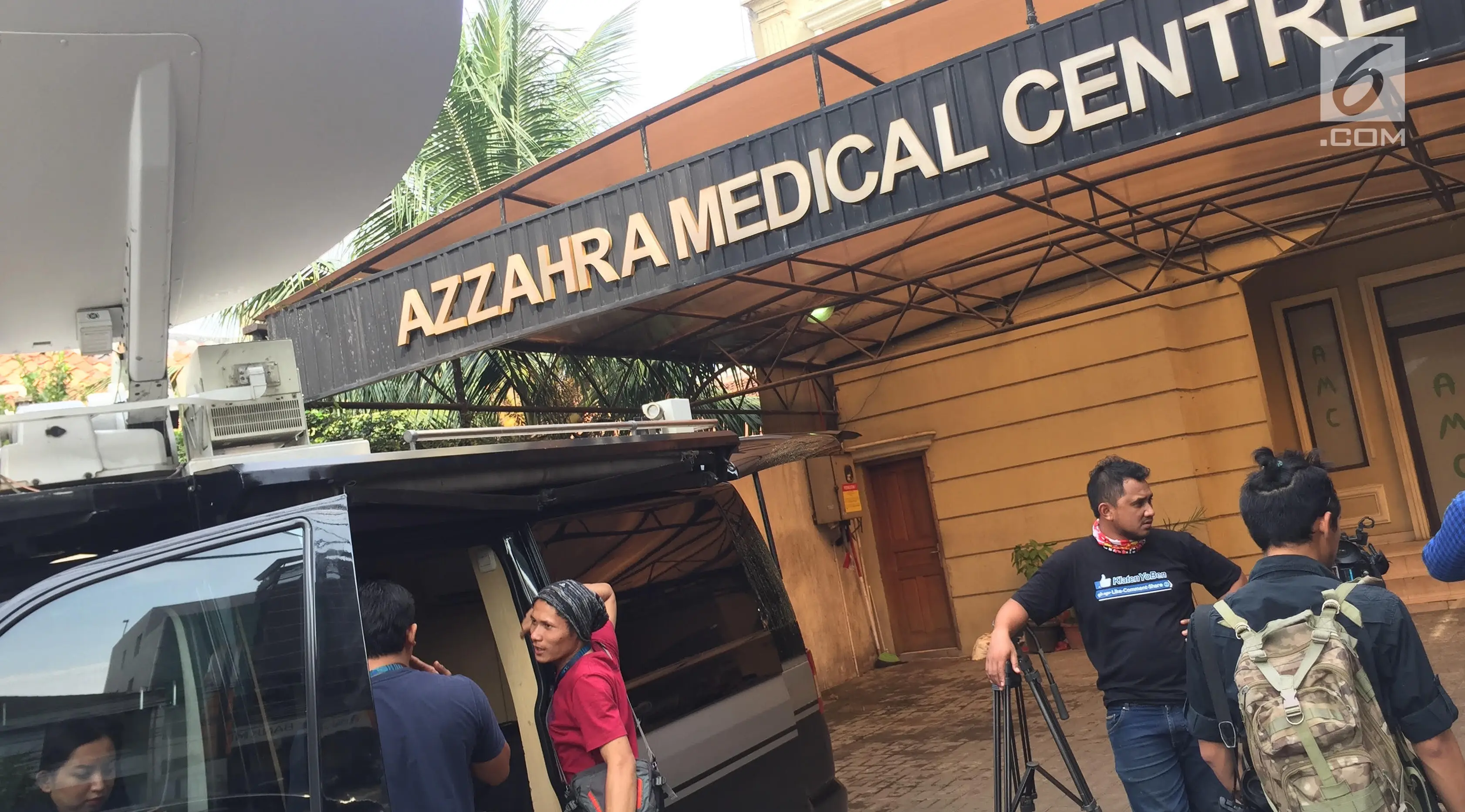Sejumlah awak media berada di depan Klinik Azzahra Medical Center, Jakarta, Jumat (10/11). Tak ada garis polisi terpasang usai peristiwa dokter Letty Sultri yang tewas ditembak suaminya, dokter Helmi di klinik itu. (Liputan6.com/Immanuel Antonius)