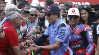 Pembalap Gresini Racing, Marc Marquez melayani permintaan fans untuk tanda tangan. (KARIM JAAFAR / AFP)