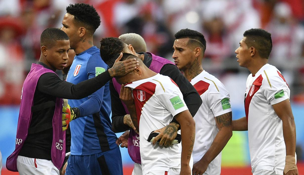 Gelandang Peru, Christian Cueva, menangis usai gagal eksekusi penalti saat melawan Denmark pada laga Grup C Piala Dunia di Mordovia Arena, Saransk, Sabtu (16/6/2018). Denmark menang 1-0 atas Peru. (AP/Martin Meissner)