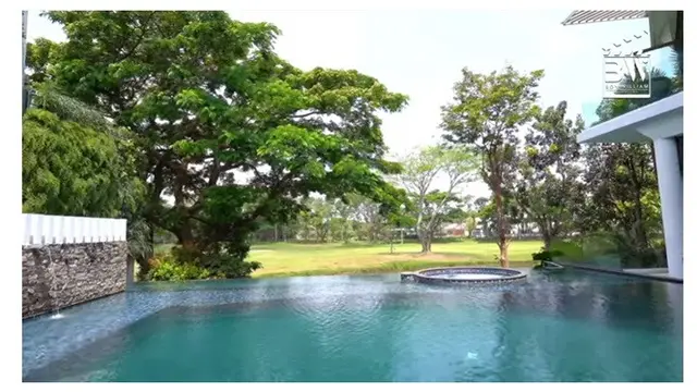 10 Potret Rumah Mewah Momo Geisha, Ada Chef Pribadi Hingga Danau di Halaman