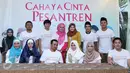 Ustadz Yusuf Mansur bersama para pemain film Cahaya Cinta Pesantren menggelar konferensi pers, Jakarta, Senin (25/1/2016). Film ini diadaptasi dari novel karya Ira Madan dan digarap oleh rumah produksi Fullframe Picture. (Liputan6.com/Herman Zakharia)