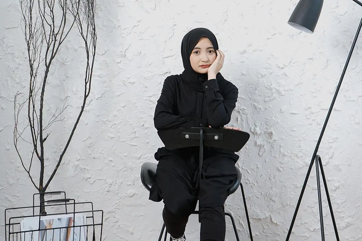 Gaya Arafah Rianti Pakai Outfit Serba Hitam, Curi Perhatian