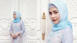 Prilly Latuconsina merayakan Hari Raya Idul Fitri tahun lalu mengenakan gamis biru muda dan juga hijabnya yang super manis. (Liputan6.com/Instagram/@prillylatuconsina96)