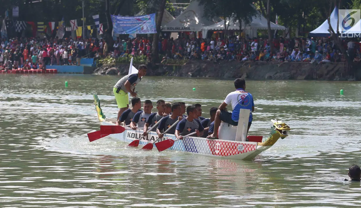 Peserta mengayuh perahu dayung naga selama Festival Danau Sunter di Jakarta, Minggau (25/2). Kegiatan tersebut untuk mengkampanyaken kebersihan dan menjaga lingkungan danau yang berada di Jakarta. (Liputan6.com/Angga Yuniar)