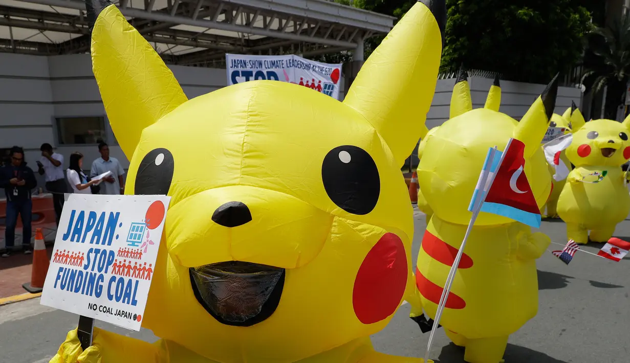 Aktivis lingkungan mengenakan kostum Pikachu saat berujuk rasa di depan kedutaan besar Jepang di Manila, Filipina, Selasa (25/6/2019). Para aktivis memprotes Jepang untuk menghentikan pembiayaan batu bara saat mereka bersiap untuk menjadi tuan rumah KTT G20. (AF Photo/Aaron Favila)