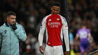 Bek Arsenal,&nbsp;Gabriel Magalhaes, mengalami cedera ketika tampil bersama timnya menghadapi Fulham&nbsp;di Stadion Emirates pada laga pekan ke-30 Premier League, Rabu (2/4/2025) dini hari WIB. (AFP/Glyn Kirk)