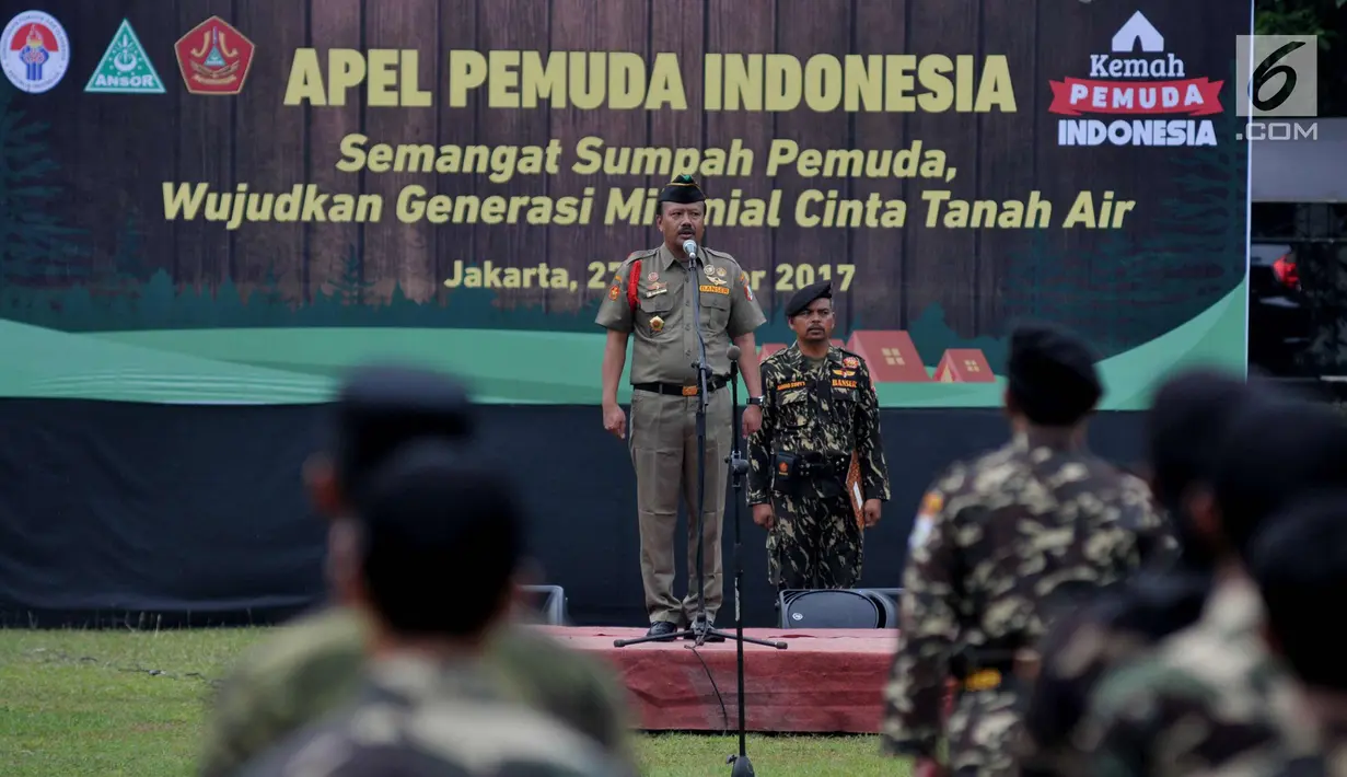 Instruktur upacara saat memimpin apel 1000 Pemuda Indonesia di Cibubur, Jakarta, Jumat (27/10). Menyambut peringatan Sumpah Pemuda, acara dibuka dengan apel 1.000 Pemuda Indonesia, dan dilanjutkan dengan Kirab Satu Negeri. (Liputan6.com/Ipung)