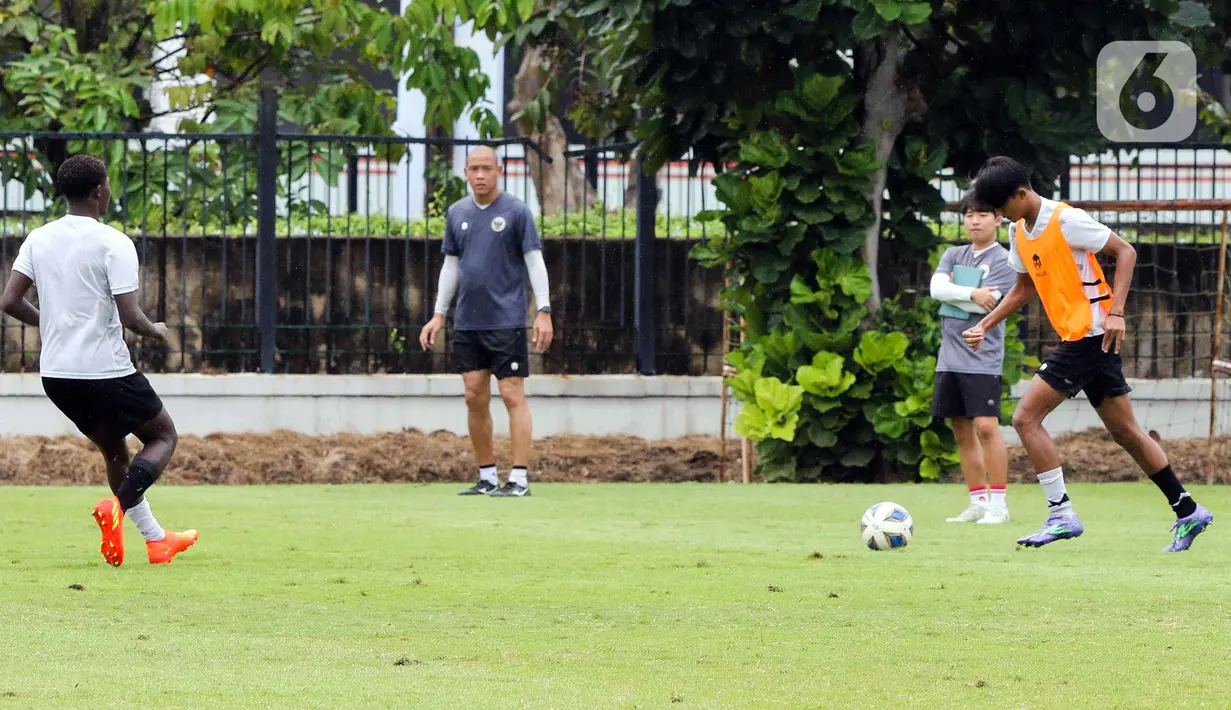 Para pemain Timnas Indonesia U-20 berlatih di Lapangan A Senayan, Jakarta, Rabu (15/2/2023). Timnas Indonesia U-20 menjalani pemusatan latihan jelang kejuaraan Piala Asia U-20 2023 dan akan mengikuti mini tournament yang digelar oleh PSSI. (Liputan6.com/Herman Zakharia)