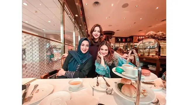 7 Potret Gabriella Larasati dengan Pemain Cinta Karena Cinta, Kompak Abis