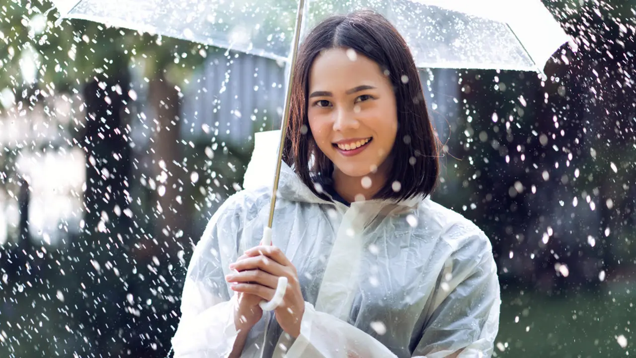 Jangan Malas, Ini 4 Skincare Penting untuk Merawat Kulit Saat Musim Hujan