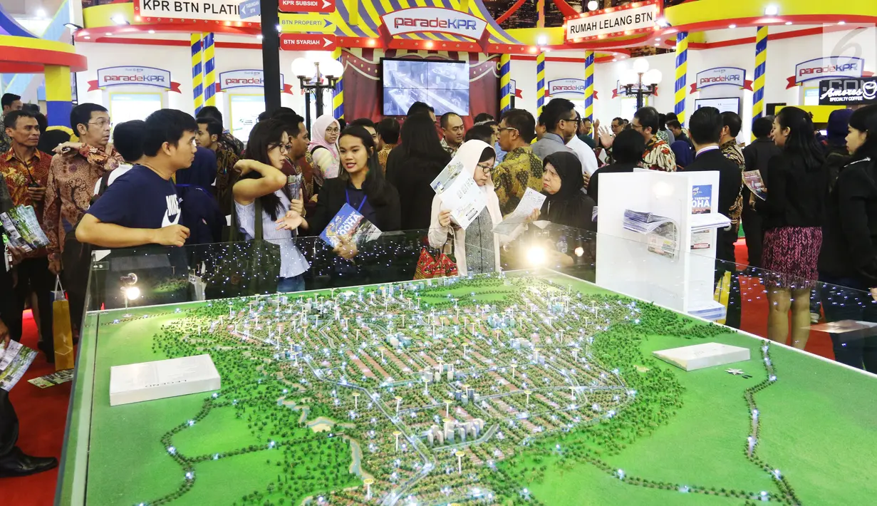 Pekerja  menerangkan kepada calon pembeli properti saat pameran Indonesia Property Expo (IPEX) 2018 di Jakarta Convention Centre, Sabtu (3/3). Gelaran tahunan ini juga digelar untuk mendukung Program Nasional Satu Juta Rumah. (Liputan6.com/Angga Yuniar)