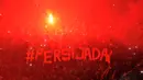 Suporter Persija menyalakan kembang api saat menyaksikan laga Trofeo Persija di Stadion GBK Jakarta, (11/1/2015). (Liputan6.com/Helmi Fithriansyah)