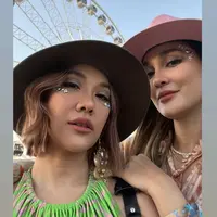 Luna Maya dan BCl bergaya bohemian di Coachella 2022 , credit: Instagram Story/bclsinclair