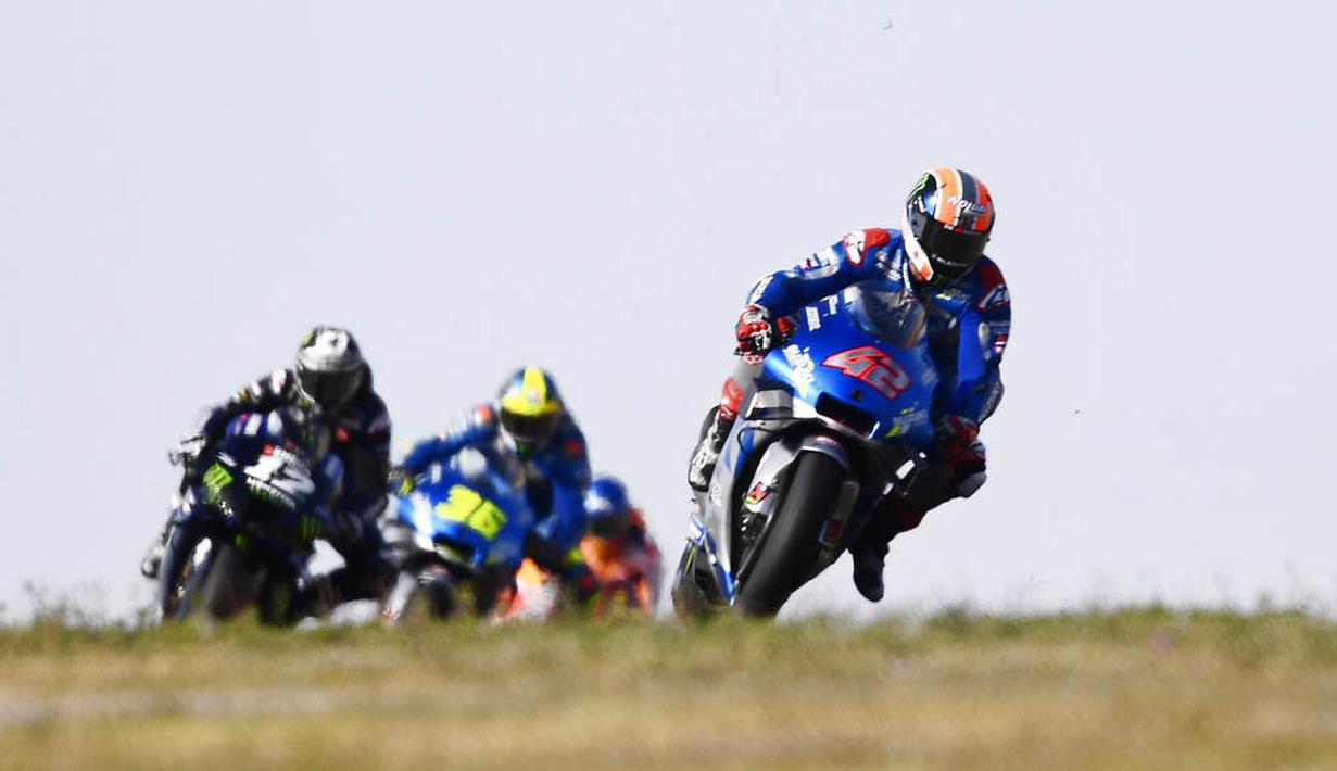 Pembalap Suzuki Ecstar, Alex Rins, memimpin balapan MotoGP Aragon, Spanyol, Minggu (18/10/2020). Alex Rins berhasil finis pertama dengan catatan waktu 41 menit, 54,391 detik. (AP Photo/Jose Breton)