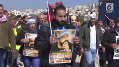Pasukan keamanan Israel melemparkan granat dan gas air mata pada demonstran Palestina.