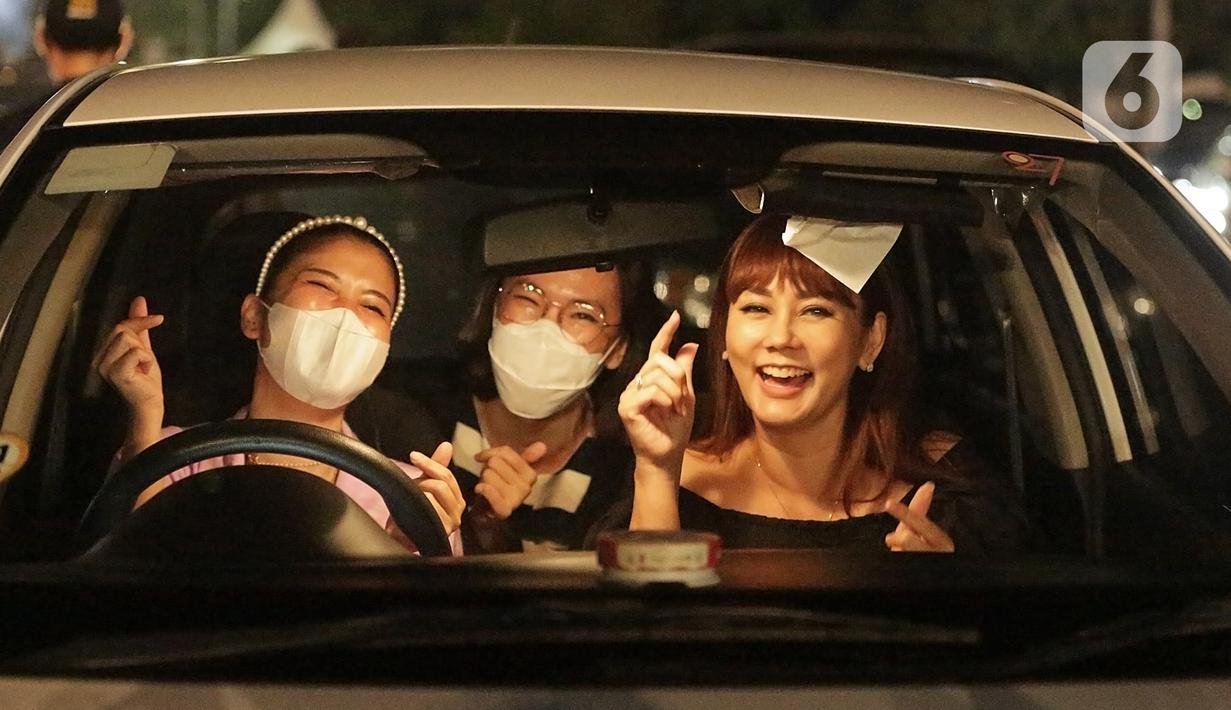 Sejumlah wanita saat menyaksikan penampilan Kahitna dalam konser New Live Experience 2020 di Parkir Barat JIExpo Kemayoran, Jakarta, Sabtu (29/8/2020). Pertunjukan diawali dengan lagu Padamu Negeri ini disambut para Soulmate, sebutan bagi penggemar Kahitna. (Fimela.com/Bambang E.Ros)