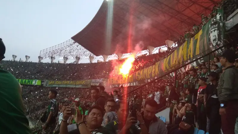 Aksi Bonek Mania saat Persebaya lawan Arema (Liputan6.com/Dimas Angga)