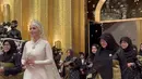 Bahan gaun putih tersebut pun serasi dengan bahan baju akad nikah yang dikenakan sang suami, Pangeran Mateen saat akad Nikah. Veil panjang menyapu lantai melengkapi penampilan sang Putri. [@mj_younghang]