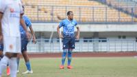 Kapten Persib Bandung, Supardi Nasir, dalam laga uji coba kontra Sriwijaya FC di Stadion Gelora Bandung Lautan Api, Rabu (23/6/2021). (Bola.com/Muhammad Faqih)
