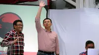 Cagub petahana DKI Jakarta, Basuki Tjahaja Purnama (tengah) mengangkat tangan jelang memberi keterangan di Jakarta, Rabu (15/2). Dalam keterangannya Ahok mengucapkan terima kasih kepada pendukungnya. (Liputan6.com/Helmi Fithriansyah)