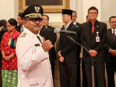 Rano Karno acungkan jempol saat pelantikan dirinya sebagai Gubernur Banten di Istana Negara, Jakarta, Rabu (12/8/2015). Rano menggantikan Ratu Atut yang turun sebelum masa jabatannya habis karena dipidana dalam kasus korupsi. (Liputan6.com/Faizal Fanani)