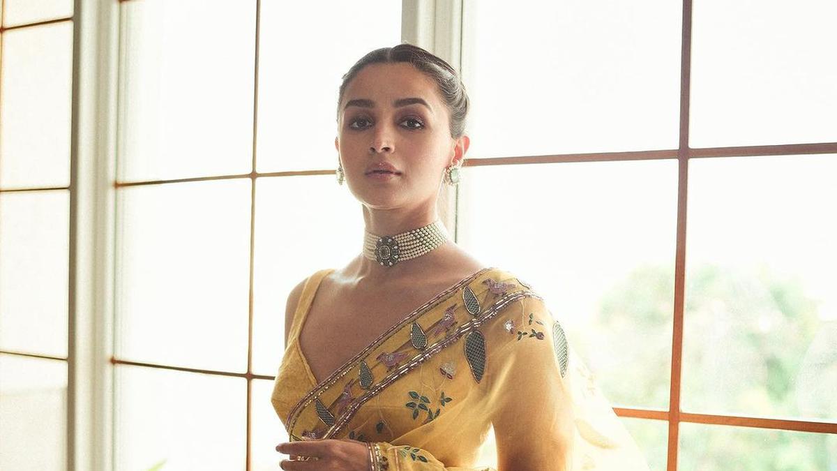 Alia Bhatt Tampil Menawan di Spanyol untuk Hari Pernikahan Sahabatnya, Caranya Menari Mencuri Perhatian