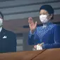 Kaisar Jepang Naruhito (kiri) dan Permaisuri Masako menyapa publik saat perayaan ulang tahun ke-63 kaisar di Istana Kekaisaran di Tokyo, Jepang, Kamis (23/2/2023). Warga Jepang ramai-ramai datang untuk mengucapkan selamat kepadanya Kaisar Jepang Naruhito saat perayaan ulang tahunnya yang ke-63. (Takashi Aoyama/Pool Photo via AP)