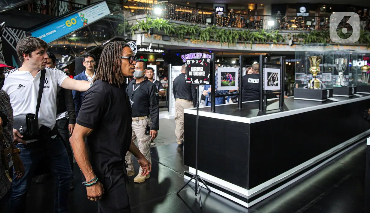 Legenda sepak bola Juventus Edgar Davids saat menghadiri pembukaan Juventus Village di Lippo Mall Kemang, Jakarta Selatan, Jumat (27/1/2023). Juventus Village yang dibuka pada 27-29 Januari 2023 bakal memanjakan fans dengan beragam acara seperti meet and greet dengan Edgar Davids, pameran trofi dan replika ruang ganti hingga game-game menarik. (Liputan6.com/Faizal Fanani)