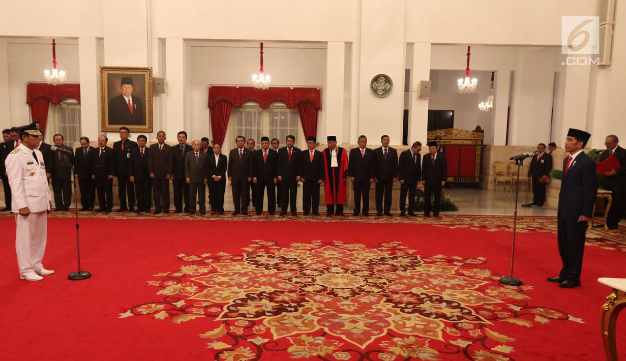Presiden Joko Widodo atau Jokowi melantik Isdianto sebagai Wakil Gubernur Kepulauan Riau (Kepri) di Istana Negara, Jakarta, Selasa (27/3). Jokowi dan sejumlah pejabat mengucapkan selamat usai pelantikan. (Liputan6.com/Angga Yuniar)