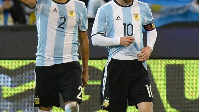 Bek Argentina, Gabriel Mercado (kiri), merayakan gol dengan Lionel Messi pada pertandingan persahabatan melawan Brasil di Melbourne Cricket Ground, Jumat (9/6/2017). Argentina menang 1-0. 