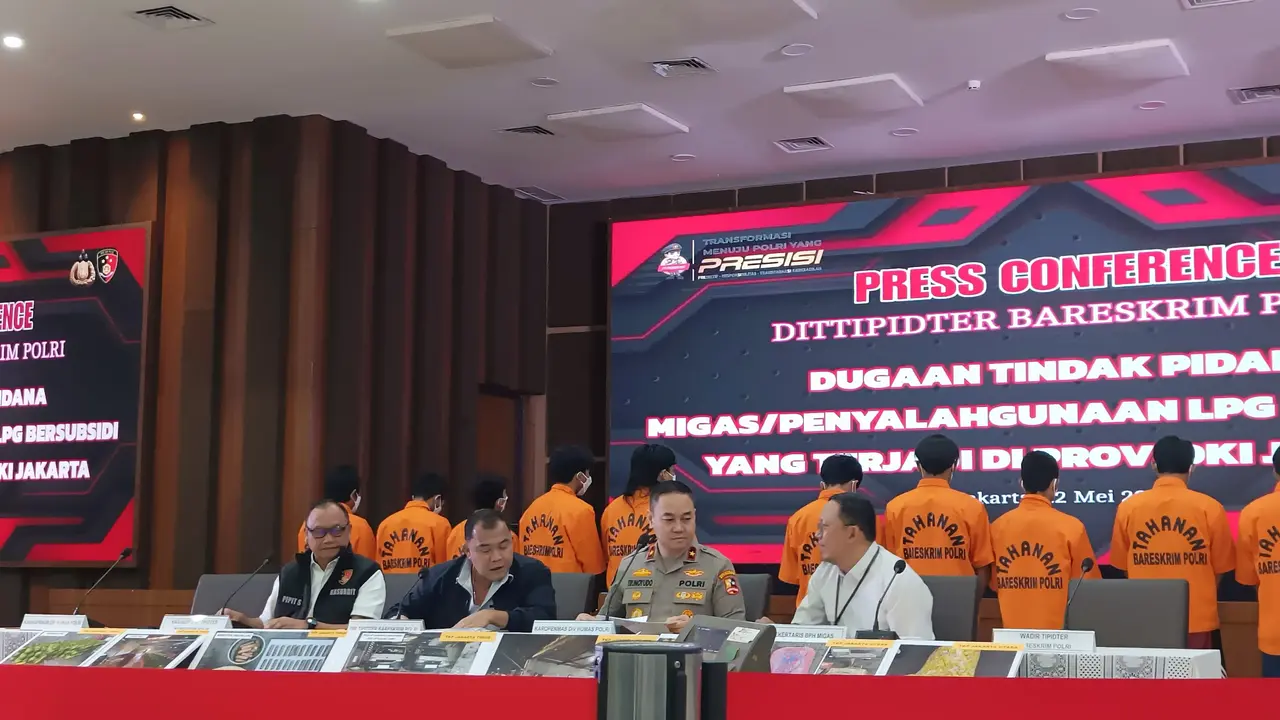 Sebanyak 10 orang ditetapkan menjadi tersangka dari kasus penyalahgunaan gas LPG bersubsidi dioplos ke dalam tabung non subsidi tersebar di wilayah Jakarta (Rahmat Baihaqi/Merdeka.com)