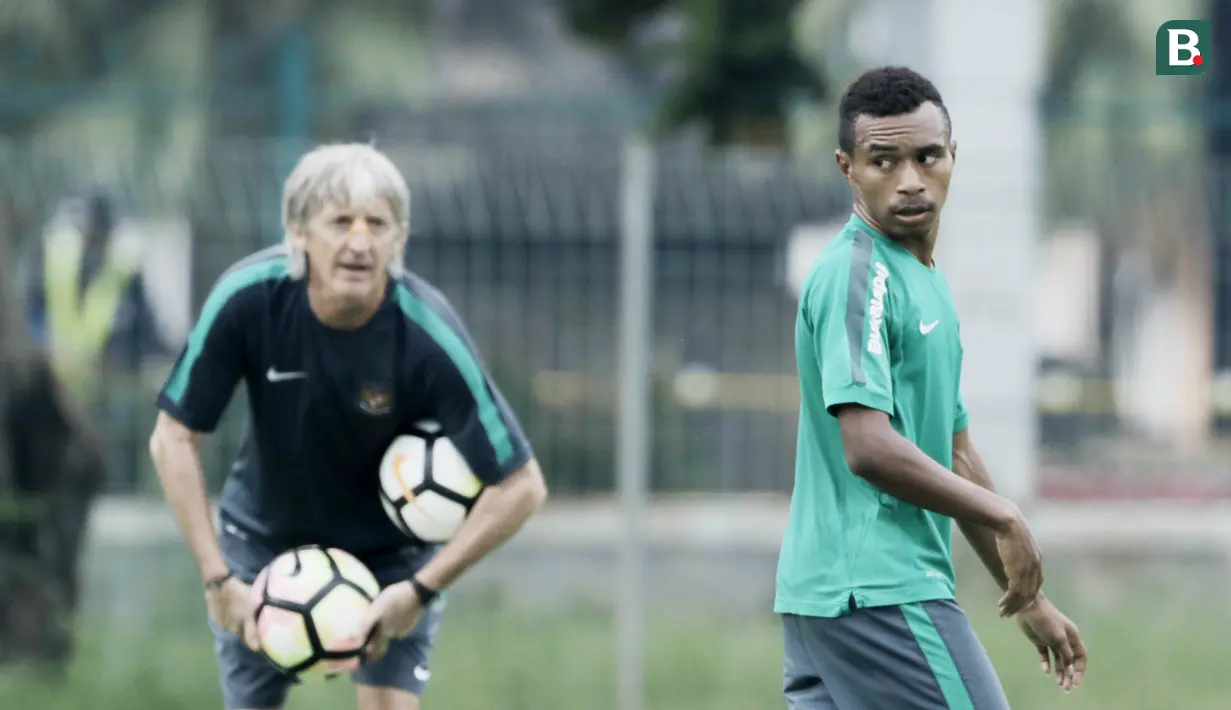 Pemain Timnas Indonesia, Todd Rivaldo Ferre, saat latihan di Lapangan ABC Senayan, Jakarta, Kamis (22/2/2018). Latihan ini dilakukan untuk persiapan Piala AFF U-18 2018 dan Piala Asia U-19 2018. (Bola.com/M Iqbal Ichsan)