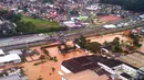 Banjir merendam wilayah Itapevi, sekitar 41 km dari Sao Paulo, Brasil, Jumat (11/3). Hujan deras yang mengakibatkan banjir dan longsor tersebut menewaskan sedikitnya 19 orang. (AFP PHOTO/Marcel Naves)