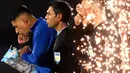 Pemain Uruguay, Luis Suarez (kiri) memasuki lapangan saat laga kualifikasi Piala Dunia 2026 melawan Paraguay yang berlangsung di Stadion Centenario, Montevideo, Uruguay, Sabtu (07/09/2024) WIB. (AFP/Dante Fernandez)