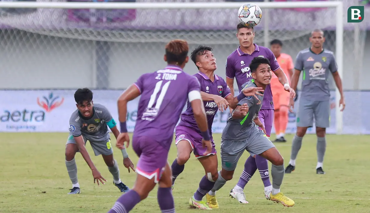 Pemain Persebaya Surabaya, Marselino Ferdinan (kanan) berebut bola dengan pemain Persita Tangerang, Dadang Apridianto pada laga pekan ke-18 BRI Liga 1 2022/2023 di Stadion Indomilk Arena, Tangerang, Rabu (18/1/2023) sore WIB. Persebaya menang dengan skor 5-0. (Bola.com/M Iqbal Ichsan)