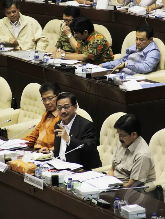 Menteri Agraria dan Tata Ruang Ferry Mursyidan Baldan (depan tengah) memberikan penjelasan pada rapat kerja dengan Komisi II di Kompleks Parlemen, Jakarta, Kamis (16/4/2015). (Liputan6.com/Helmi Afandi)