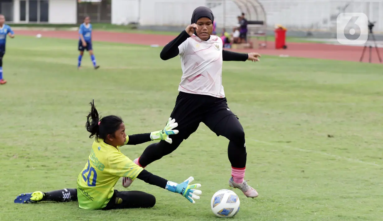 Laga latih tanding antara Timnas putri Indonesia melawan tim putri Persib di Stadion Madya, Kompleks Gelora Bung Karno, Jakarta, Kamis (13/1/2022). Latih tanding ini persiapan untuk berlaga di ajang Piala Asia Wanita 2022. (Liputan6.com/Helmi Fithriansyah)