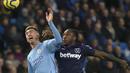 Bek Manchester City, Aymeric Laporte berebut bola dengan gelandang West Ham, Michail Antonio pada pertandingan lanjutan Liga Inggris di stadion Etihad di Manchester, Inggris, Rabu (19/2/2020). City menang atas West Ham 2-0. (AP Photo/Rui Vieira)