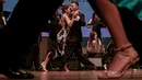 Penari saat tampil dalam Turnamen Menari Tango di Festival Tango Internasional XIII di Medellin, Kolombia (18/6/2019). Festival Tango ini berlangsung dari 16 sampai 24 Juni 2019. (AFP Photo/Joaquin Sarmiento)