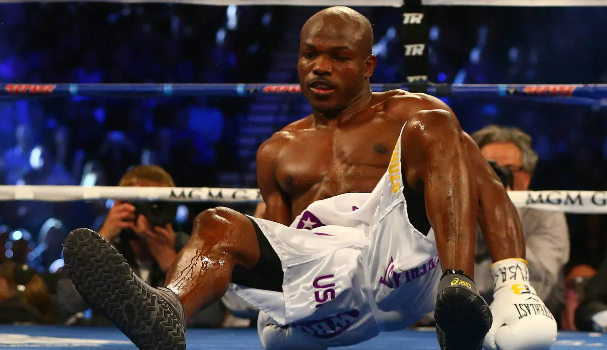 Timothy Bradley terjatuh usai terkena pukulan dari Manny Pacquiao di MGM Grand Garden Arena, Las Vegas, AS, (9/4). Tinju yang menghabiskan 12 ronde ini dimenangkan oleh Manny Pacquiao. (Mark J. Rebilas-USA TODAY Sports)