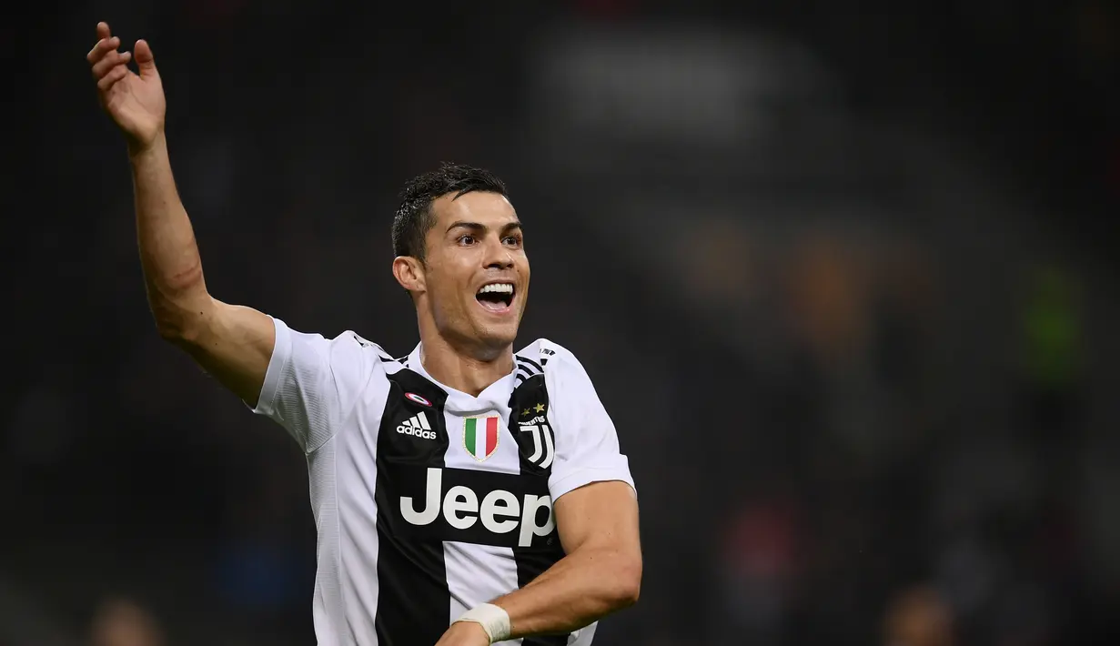 1. Cristiano Ronaldo - Rambut undercut klimis yang tipis memang selalu menjadi gaya favorit CR7. Terkesan rapi dan selalu bersih saat merumput di lapangan. (AFP/Marco Bertorello)