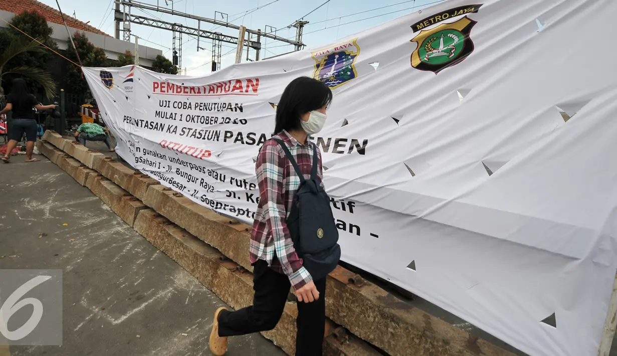 Spanduk pemberitahuan penutupan perlintasan Kereta Api (KA) Senen, Jakarta, Sabtu (1/10). Uji coba penutupan perlintasan kereta api Stasiun Pasar Senen mulai  diberlakukan 1 Oktober hingga 31 Oktober 2016. (Liputan6.com/Yoppy Renato)