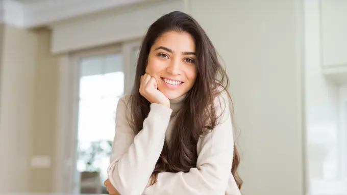 perempuan tersenyum bahagia