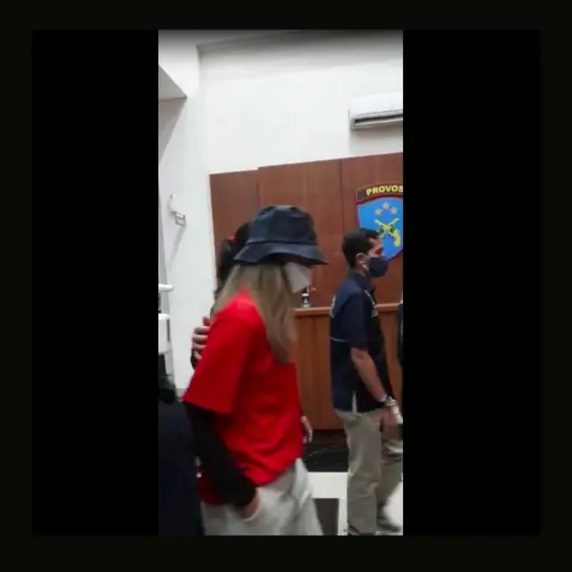 7 Potret Nia Ramadhani dan Ardi Bakrie Pakai Baju Tahanan saat Pemeriksaan