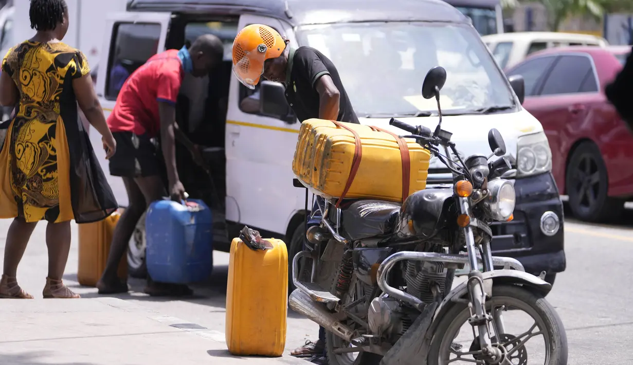 Nigeria adalah salah satu produsen minyak mentah terbesar di Afrika, tetapi kekurangan bensin adalah hal yang biasa, sebagian besar disebabkan oleh pemogokan yang sering terjadi dan gangguan pasokan. (AP Photo/Sunday Alamba)