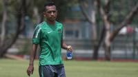 Gelandang Timnas Indonesia, Irfan Jaya, usai mengikuti latihan di Lapangan ABC Senayan, Jakarta, Selasa (16/8/2018). Pemusatan latihan ini dilakukan jelang Asian Games 2018. (Bola.com/Vitalis Yogi Trisna)