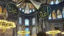 Dalam setiap perjalanan liburan di Turki, enggak jarang para selebriti pasti mengunjungi bangunan ikonik yang bernama Hagia Shopia yang dulunya merupakan sebuah gereja dan diubah menjadi masjid pada dinasti Konstatinopel.(Liputan6.com/IG/@dhiniaminarti)