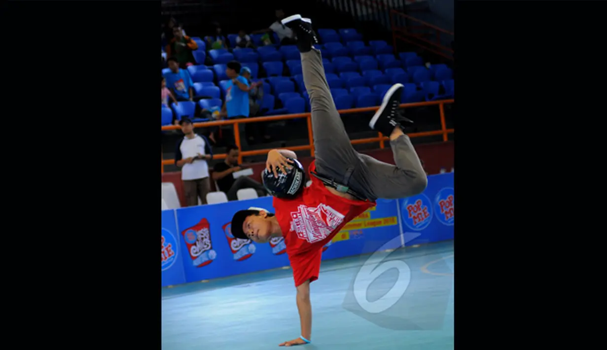 Beragam aksi yang diperagakan peserta di acara Popmie InstaHits Grand Final Kompetisi Frestyle Bakset Ball, Senayan, Minggu (17/2/2015). (Liputan6.com/Faisal R syam) 